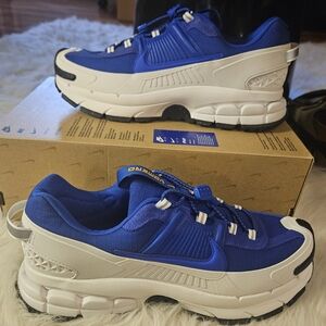 NIKE ZOOM VOMERO ROAM SNEAKER